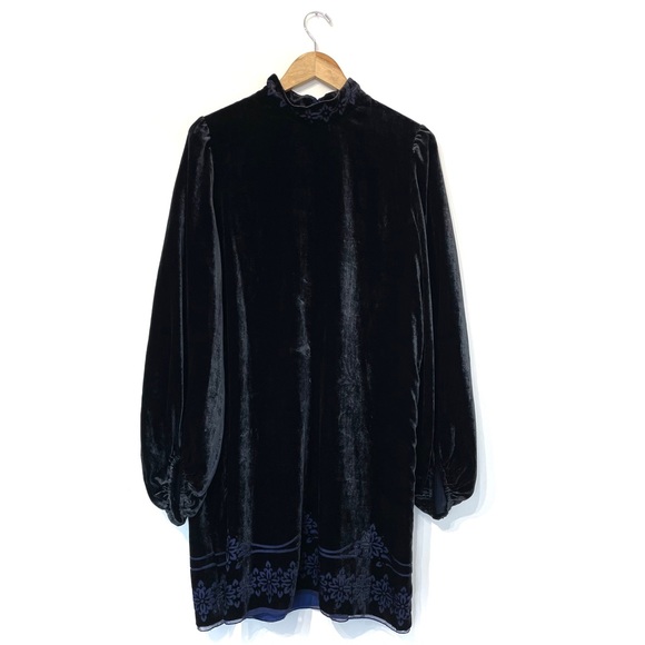 Max Studio Dresses & Skirts - Max studio velvet dress long sleeve shift lined